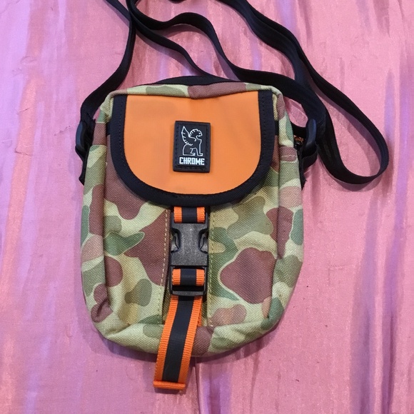 🦆 NWOT CHROME INDUSTRIES SHOULDER POUCH DUCK CAMO 🦆 - Picture 2 of 4